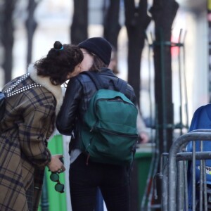 Exclusif - Kristen Stewart et sa compagne Soko (Stéphanie Sokolinski) partagent un baiser lors d'une balade romantique à Paris le 15 mars 2016.