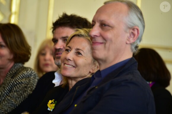Hervé Mathoux, Claire Chazal et Tom Novembre lors de l'opération "Une jonquille pour Curie" à la mairie du Vème arrondissement, le 15/03/2016 - Paris
