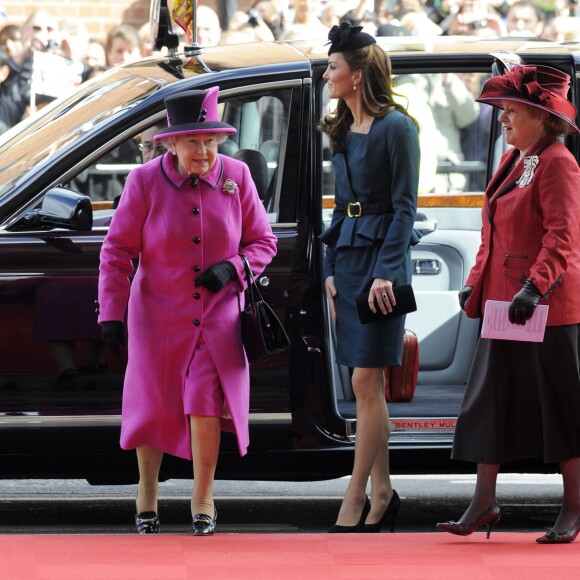 Kate Middleton et la reine Elizabeth II en visite à Leicester le 8 mars 2012. "Le moment le plus marquant" de la carrière royale de la duchesse de Cambridge.