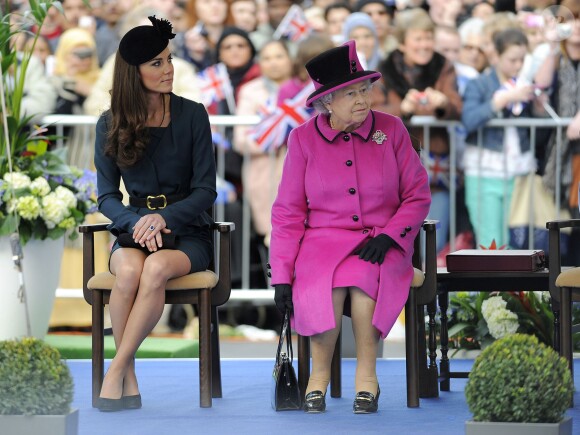 Kate Middleton et la reine Elizabeth II en visite à Leicester le 8 mars 2012. "Le moment le plus marquant" de la carrière royale de la duchesse de Cambridge.