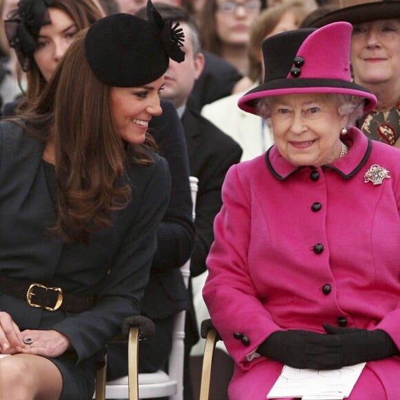 Kate Middleton et la reine Elizabeth II en visite à Leicester le 8 mars 2012. "Le moment le plus marquant" de la carrière royale de la duchesse de Cambridge.