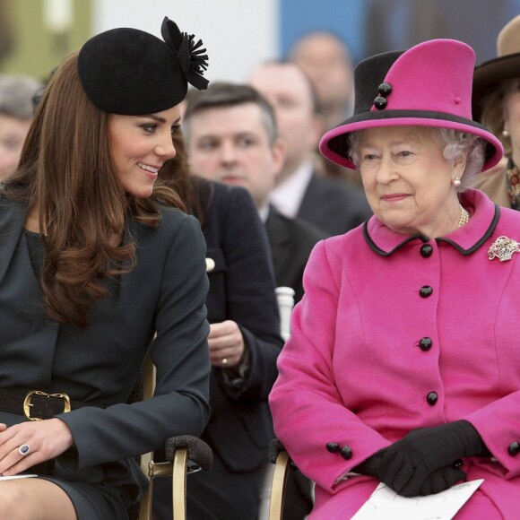 Kate Middleton et la reine Elizabeth II en visite à Leicester le 8 mars 2012. "Le moment le plus marquant" de la carrière royale de la duchesse de Cambridge.