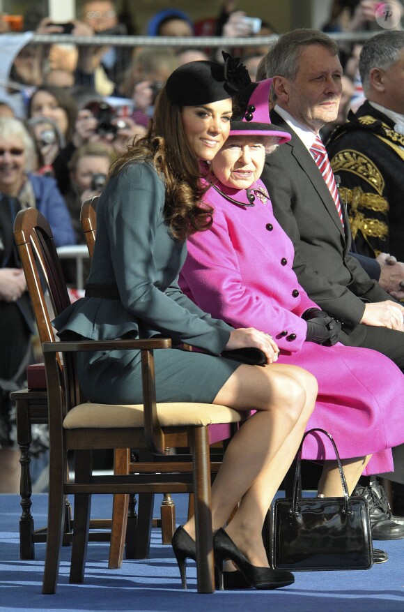 Kate Middleton et la reine Elizabeth II en visite à Leicester le 8 mars 2012. "Le moment le plus marquant" de la carrière royale de la duchesse de Cambridge.