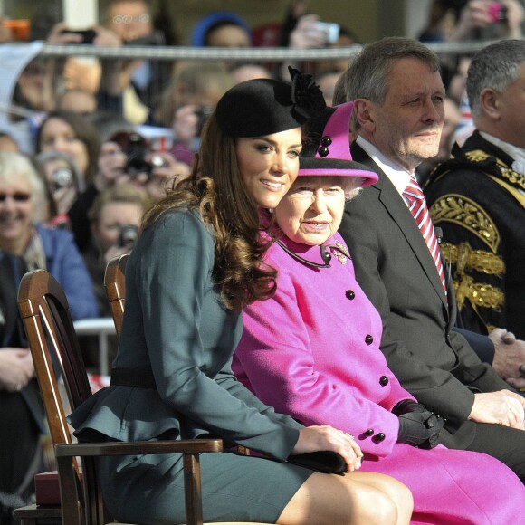 Kate Middleton et la reine Elizabeth II en visite à Leicester le 8 mars 2012. "Le moment le plus marquant" de la carrière royale de la duchesse de Cambridge.