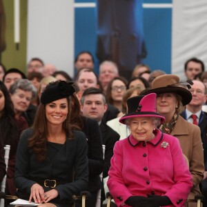 La reine Elizabeth II et Kate Middleton, duchesse de Cambridge, en visite à Leicester le 8 mars 2012