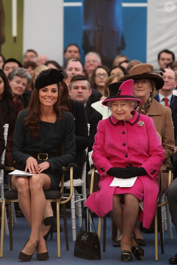 La reine Elizabeth II et Kate Middleton, duchesse de Cambridge, en visite à Leicester le 8 mars 2012