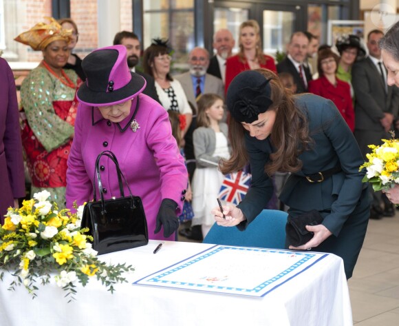 La reine Elizabeth II et Kate Middleton, duchesse de Cambridge, en visite à Leicester le 8 mars 2012
