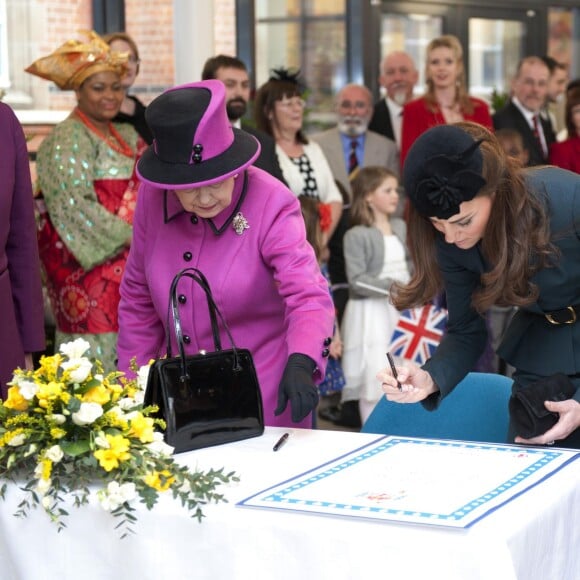 La reine Elizabeth II et Kate Middleton, duchesse de Cambridge, en visite à Leicester le 8 mars 2012