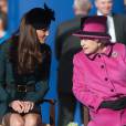 La reine Elizabeth II et Kate Middleton, duchesse de Cambridge, en visite à Leicester le 8 mars 2012