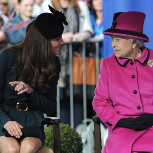 La reine Elizabeth II et Kate Middleton, duchesse de Cambridge, en visite à Leicester le 8 mars 2012