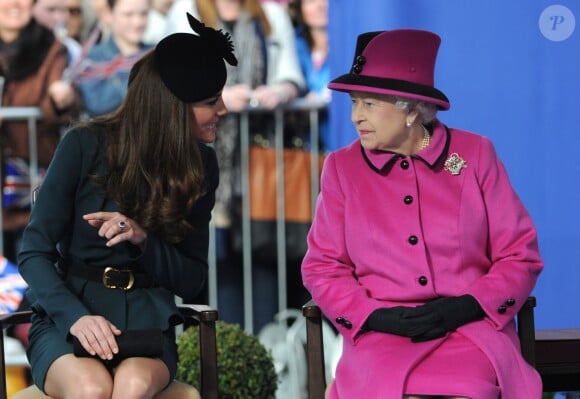 La reine Elizabeth II et Kate Middleton, duchesse de Cambridge, en visite à Leicester le 8 mars 2012