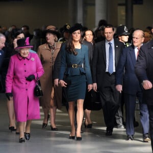 La reine Elizabeth II et Kate Middleton, duchesse de Cambridge, en visite à Leicester le 8 mars 2012