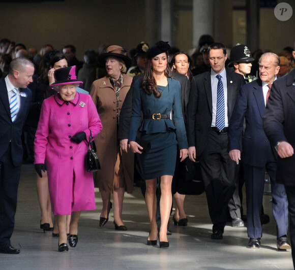 La reine Elizabeth II et Kate Middleton, duchesse de Cambridge, en visite à Leicester le 8 mars 2012