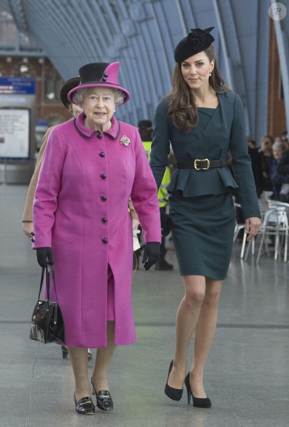 La reine Elizabeth II et Kate Middleton, duchesse de Cambridge, en visite à Leicester le 8 mars 2012