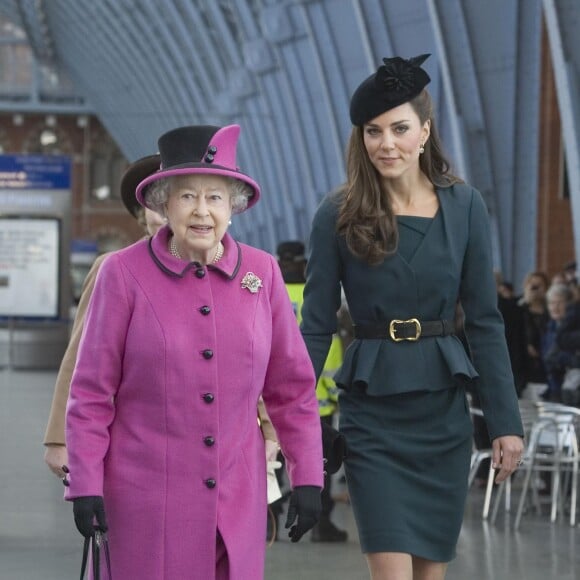 La reine Elizabeth II et Kate Middleton, duchesse de Cambridge, en visite à Leicester le 8 mars 2012