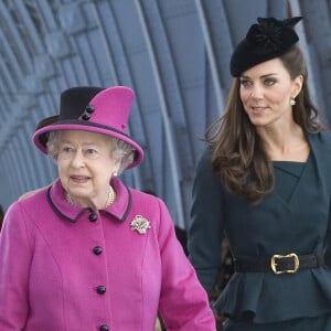 La reine Elizabeth II et Kate Middleton, duchesse de Cambridge, en visite à Leicester le 8 mars 2012