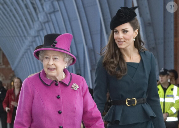 La reine Elizabeth II et Kate Middleton, duchesse de Cambridge, en visite à Leicester le 8 mars 2012