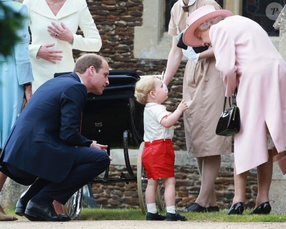 La reine Elizabeth II avec son petit-fils le prince George de Cambridge lors du baptême de la princesse Charlotte le 5 juillet 2015 à Sandringham.