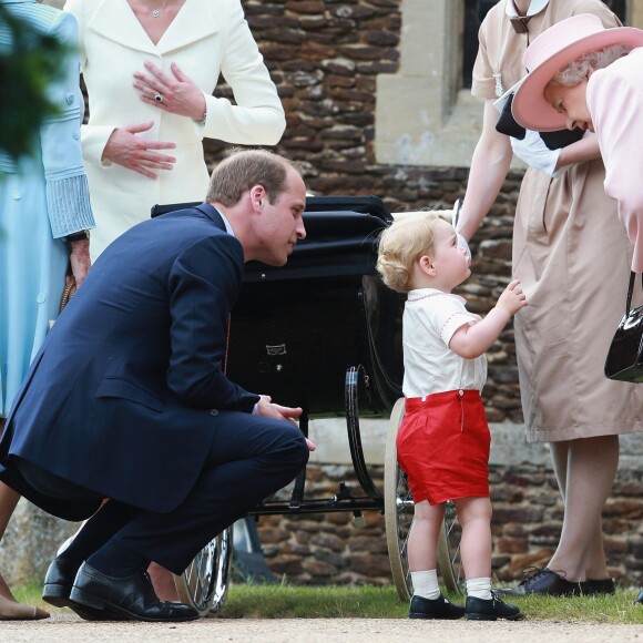 La reine Elizabeth II avec son petit-fils le prince George de Cambridge lors du baptême de la princesse Charlotte le 5 juillet 2015 à Sandringham.