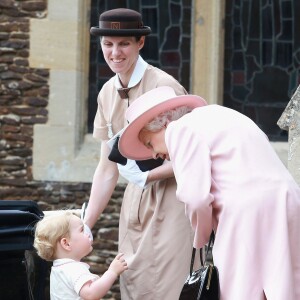 La reine Elizabeth II avec son petit-fils le prince George de Cambridge lors du baptême de la princesse Charlotte le 5 juillet 2015 à Sandringham.