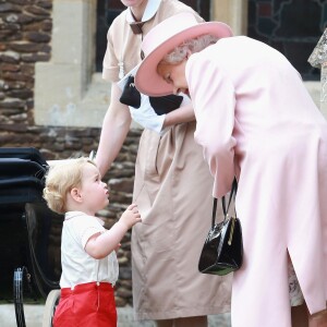 La reine Elizabeth II avec son petit-fils le prince George de Cambridge lors du baptême de la princesse Charlotte le 5 juillet 2015 à Sandringham.