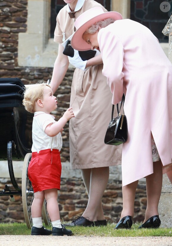 La reine Elizabeth II avec son petit-fils le prince George de Cambridge lors du baptême de la princesse Charlotte le 5 juillet 2015 à Sandringham.