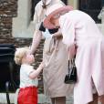 La reine Elizabeth II avec son petit-fils le prince George de Cambridge lors du baptême de la princesse Charlotte le 5 juillet 2015 à Sandringham.