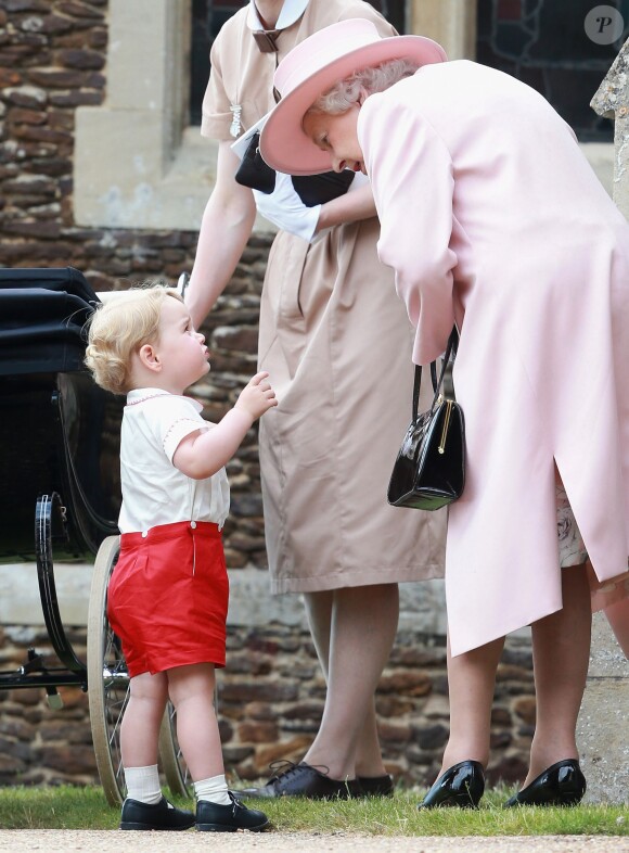 La reine Elizabeth II avec son petit-fils le prince George de Cambridge lors du baptême de la princesse Charlotte le 5 juillet 2015 à Sandringham.