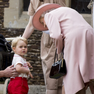 La reine Elizabeth II avec son petit-fils le prince George de Cambridge lors du baptême de la princesse Charlotte le 5 juillet 2015 à Sandringham.