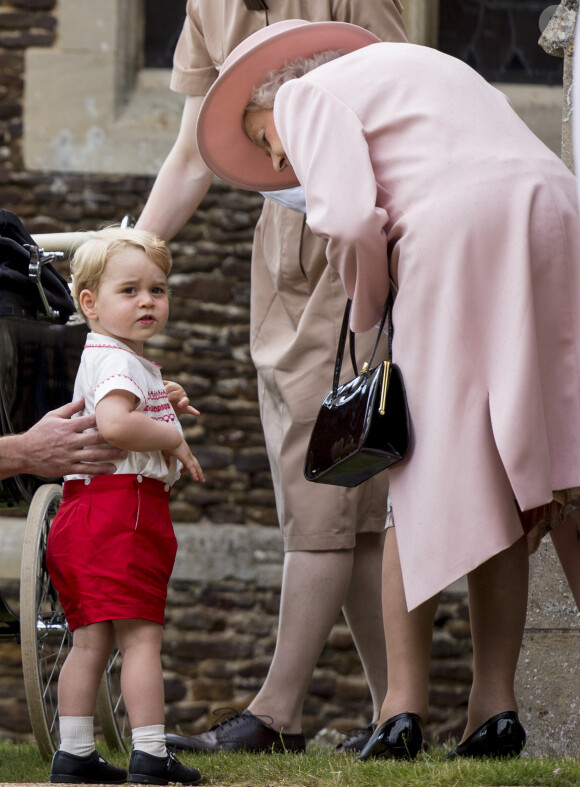 La reine Elizabeth II avec son petit-fils le prince George de Cambridge lors du baptême de la princesse Charlotte le 5 juillet 2015 à Sandringham.
