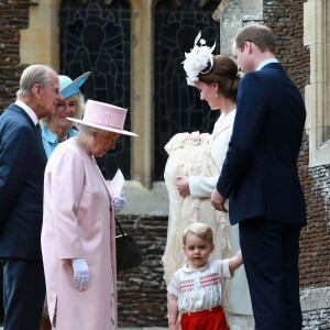 La reine Elizabeth II avec son petit-fils le prince George de Cambridge lors du baptême de la princesse Charlotte le 5 juillet 2015 à Sandringham.