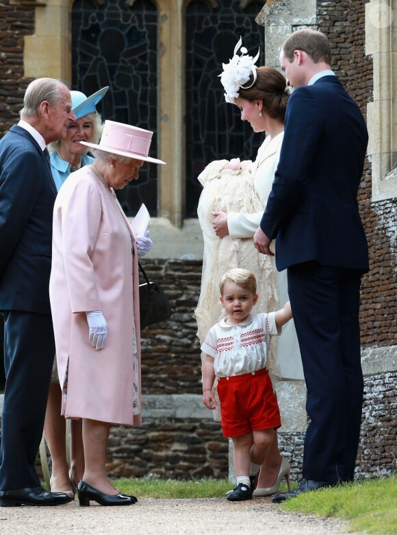 La reine Elizabeth II avec son petit-fils le prince George de Cambridge lors du baptême de la princesse Charlotte le 5 juillet 2015 à Sandringham.