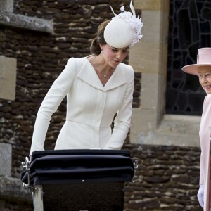 La reine Elizabeth II avec la duchesse Catherine de Cambridge et la princesse Charlotte lors du baptême de cette dernière le 5 juillet 2015 à Sandringham.