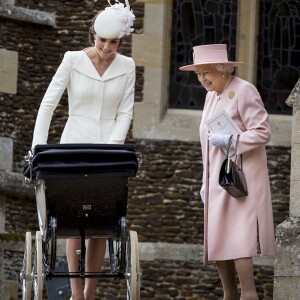 La reine Elizabeth II avec la duchesse Catherine de Cambridge et la princesse Charlotte lors du baptême de cette dernière le 5 juillet 2015 à Sandringham.