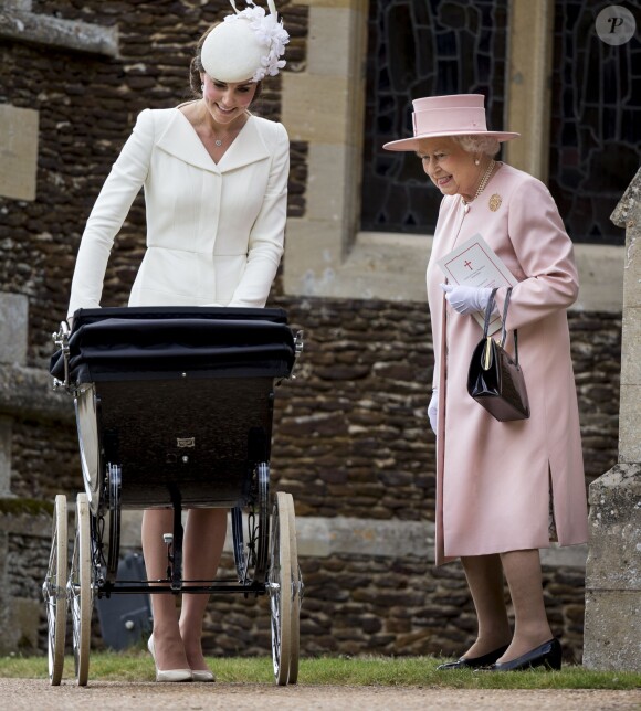 La reine Elizabeth II avec la duchesse Catherine de Cambridge et la princesse Charlotte lors du baptême de cette dernière le 5 juillet 2015 à Sandringham.