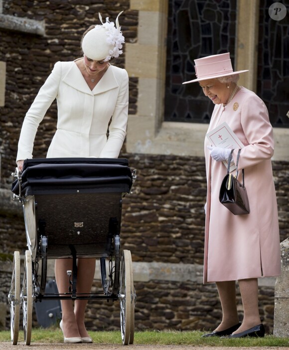 La reine Elizabeth II avec la duchesse Catherine de Cambridge et la princesse Charlotte lors du baptême de cette dernière le 5 juillet 2015 à Sandringham.