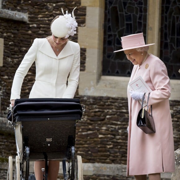 La reine Elizabeth II avec la duchesse Catherine de Cambridge et la princesse Charlotte lors du baptême de cette dernière le 5 juillet 2015 à Sandringham.