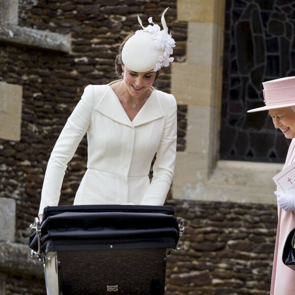 La reine Elizabeth II avec la duchesse Catherine de Cambridge et la princesse Charlotte lors du baptême de cette dernière le 5 juillet 2015 à Sandringham.