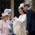 La reine Elizabeth II avec la duchesse Catherine de Cambridge et la princesse Charlotte lors du baptême de cette dernière le 5 juillet 2015 à Sandringham.