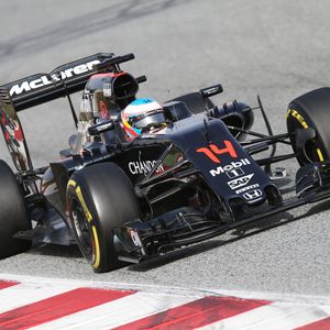 Fernando Alonso au volant de sa McLaren MP4-31 à Barcelone en février 2016