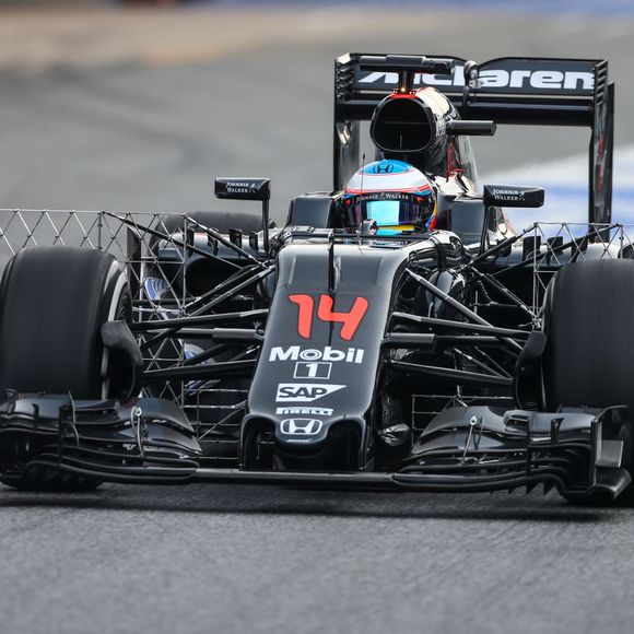 Fernando Alonso au volant de sa McLaren MP4-31 à Barcelone en février 2016