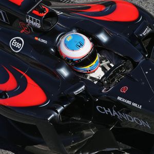 Fernando Alonso au volant de sa McLaren MP4-31 à Barcelone en février 2016