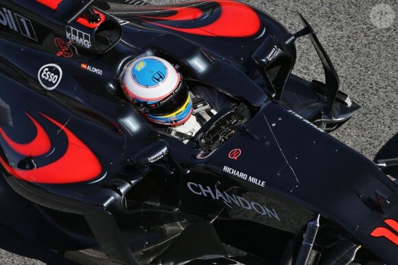 Fernando Alonso au volant de sa McLaren MP4-31 à Barcelone en février 2016