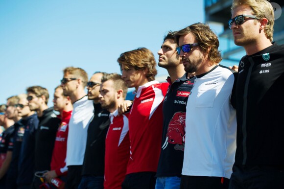 Fernando Alonso et les pilotes engagés dans le Grand Prix d'Italie observant une minute de silence pour Justin Wilson, le 6 septembre 2015.