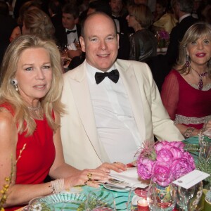 Le prince Albert II de Monaco, la comtesse Giovanni Emo Capodilista et Madame Petro Albanese au 62e Bal de la Rose dans la Salle des Etoiles du Sporting de Monte Carlo, le 19 mars 2016. © Palais princier / Pierre Villard / Monte Carlo Société des Bains de Mer via Bestimage