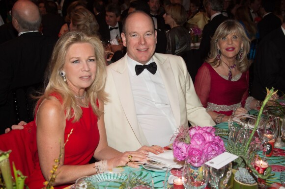 Le prince Albert II de Monaco, la comtesse Giovanni Emo Capodilista et Madame Petro Albanese au 62e Bal de la Rose dans la Salle des Etoiles du Sporting de Monte Carlo, le 19 mars 2016. © Palais princier / Pierre Villard / Monte Carlo Société des Bains de Mer via Bestimage