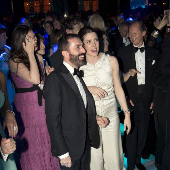 Charlotte Casiraghi (ici avec Giambattista Valli, derrière elle sa belle-soeur Tatiana Santo Domingo) a visiblement été conquise par les musiciens lors du 62e Bal de la Rose sur le thème de Cuba, le 19 mars 2016 au Sporting de Monte-Carlo. © Palais princier / Luc Castel / Monte Carlo Société des Bains de Mer via Bestimage