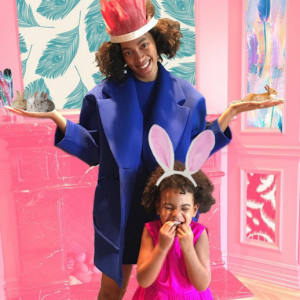 Sur son site officiel, Beyoncé Knowles a publié des photos de sa fille Blue Ivy en compagnie de sa soeur Solange Knowles, en train de chercher les oeufs de Pâques. Le 20 mars 2016.