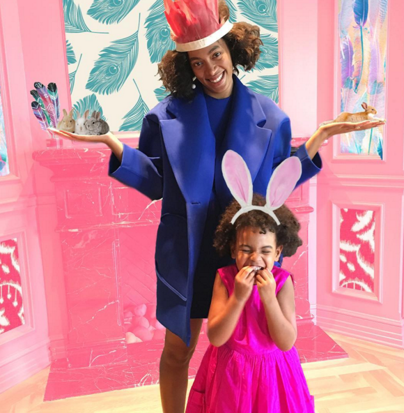 Sur son site officiel, Beyoncé Knowles a publié des photos de sa fille Blue Ivy en compagnie de sa soeur Solange Knowles, en train de chercher les oeufs de Pâques. Le 20 mars 2016.