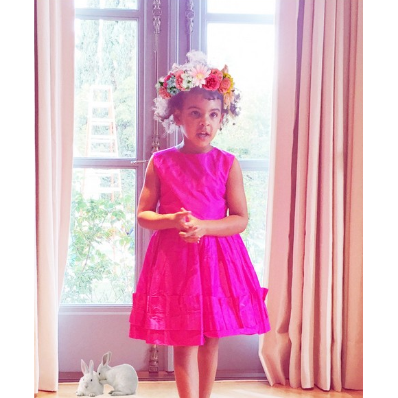 Sur son site officiel, Beyoncé Knowles a publié des photos de sa fille Blue Ivy en train de chercher les oeufs de Pâques. Le 20 mars 2016.